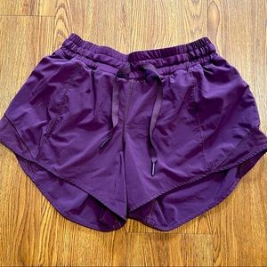 Lululemon low rise Hotty Hot shorts 4”